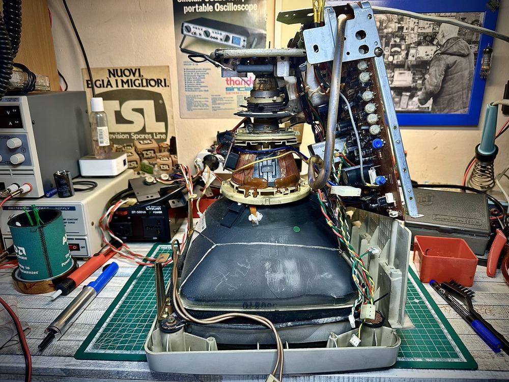 Chassis del monitor Atari SC1224 completamente aperto per l'ispezione